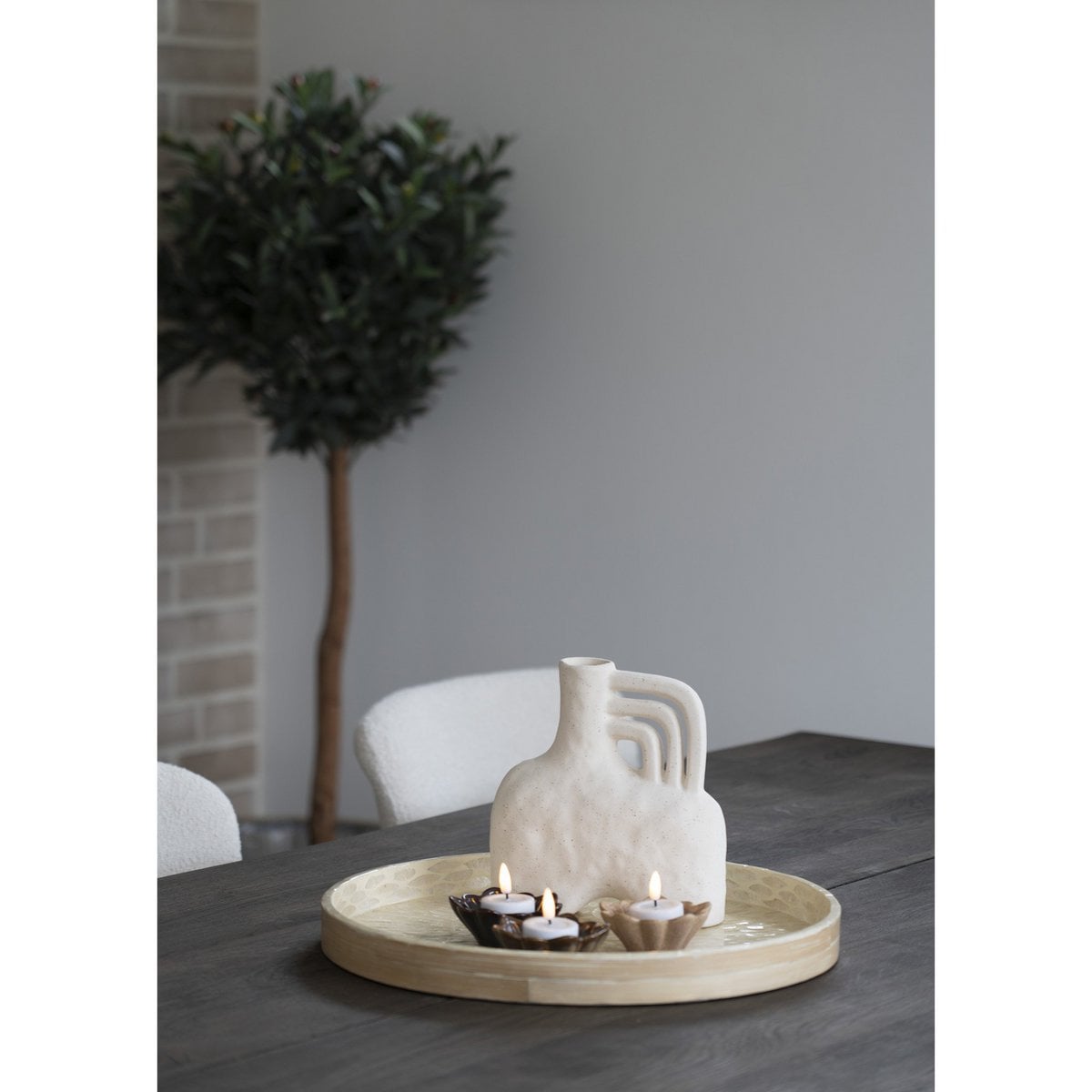 Plateau en bambou beige, présentation avec objets décoratifs
