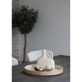 Plateau en bambou beige, présentation avec objets décoratifs