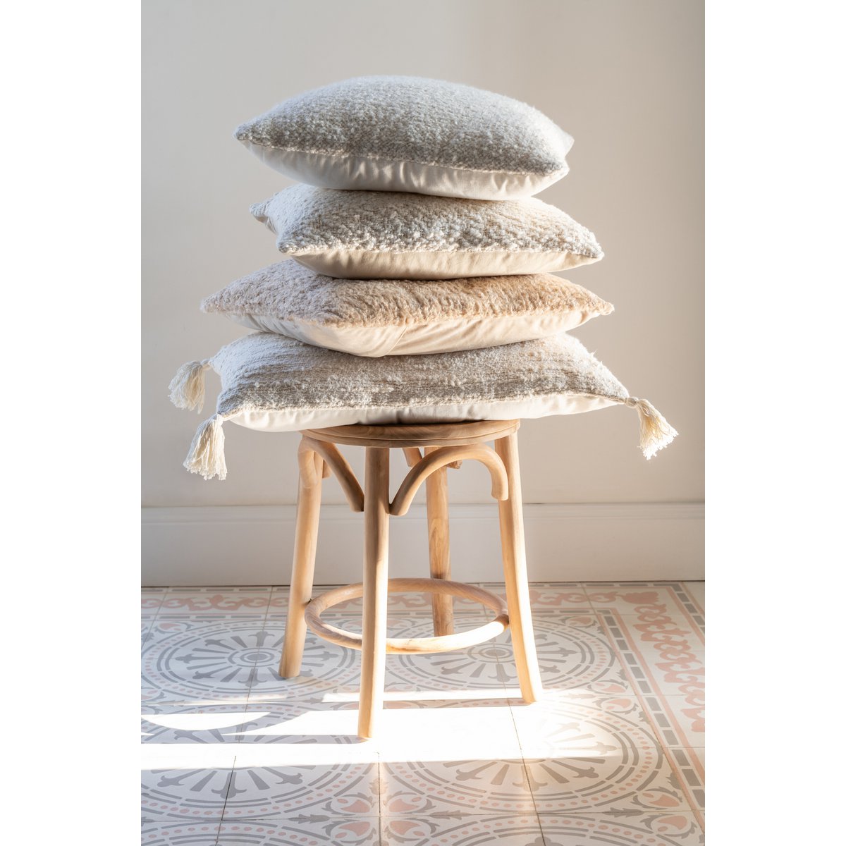 Tabouret J-Line Ali avec une plante décorative
