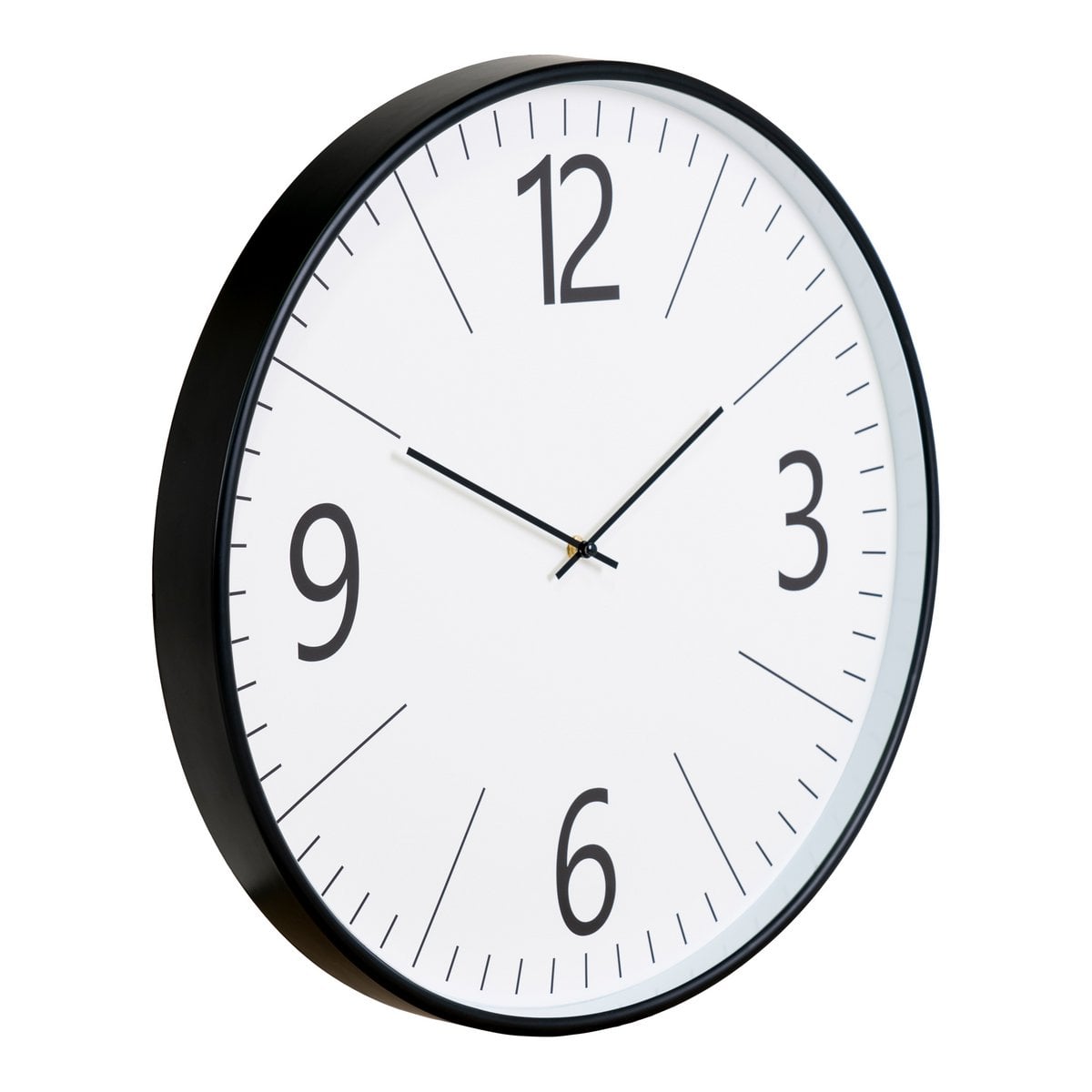 Horloge Murale Biel accrochée dans un salon moderne, vue d'ensemble