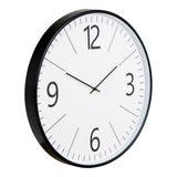 Horloge Murale Biel accrochée dans un salon moderne, vue d'ensemble