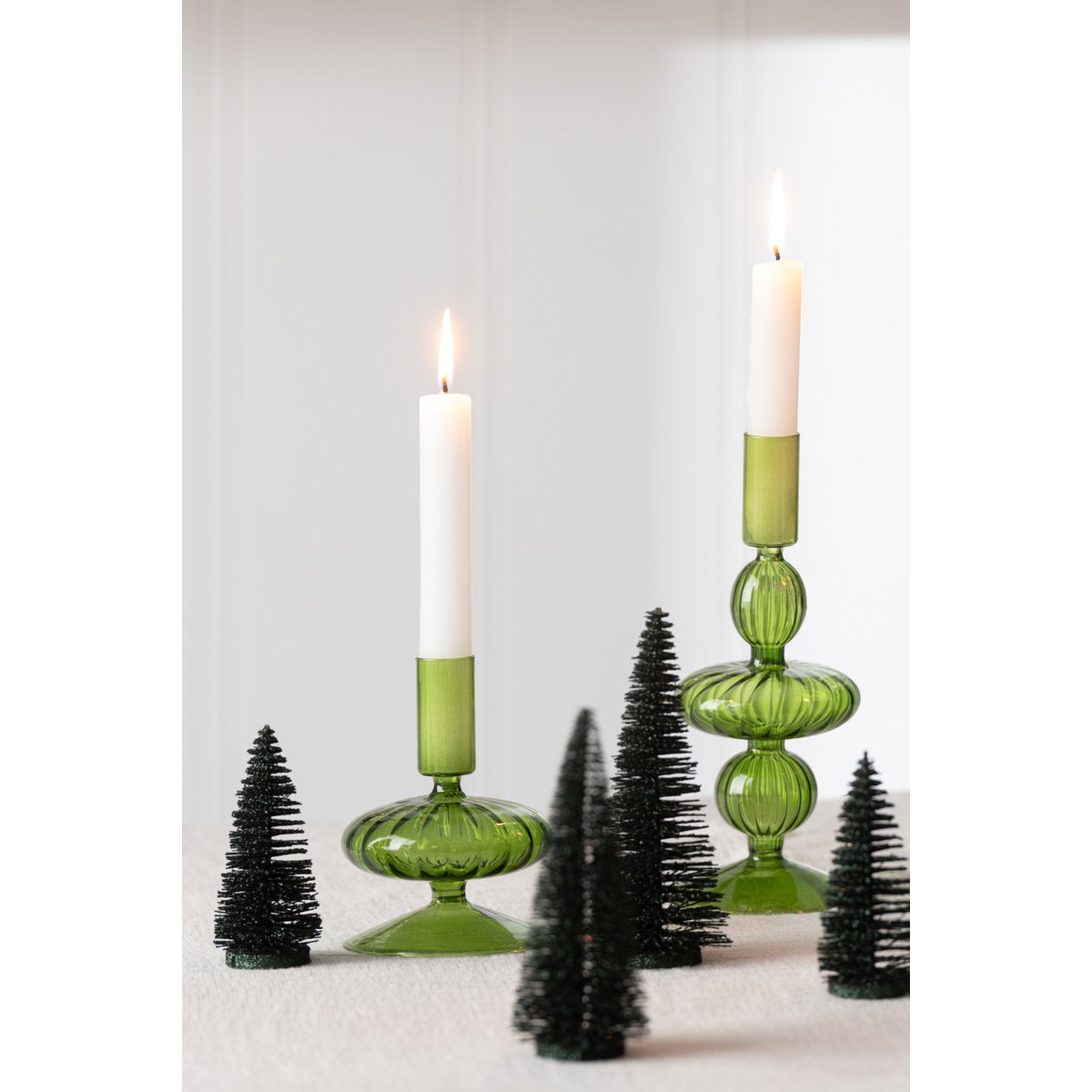 Vue d'ensemble des décorations de Noël en plastique vert