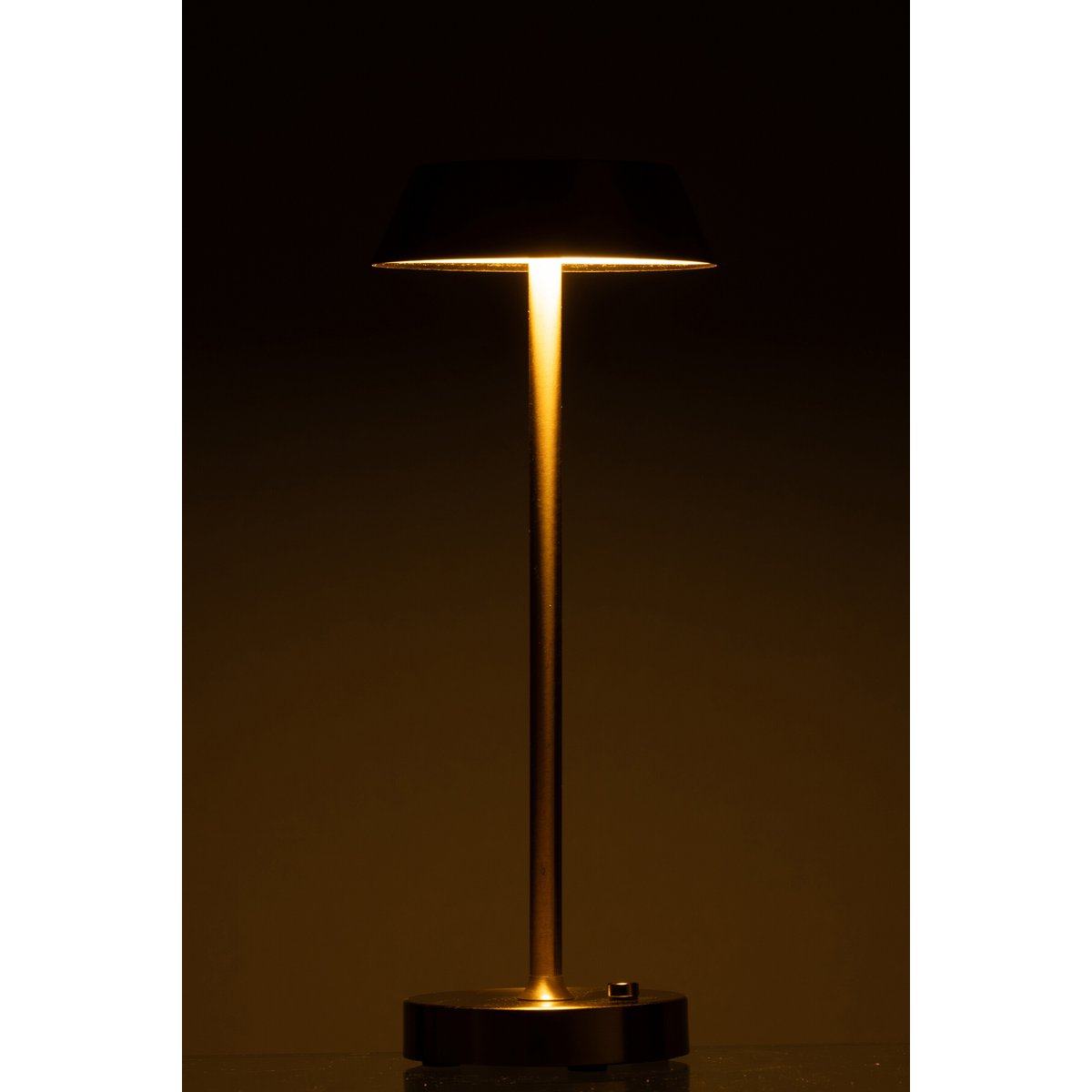 Détail de la finition brillante de la lampe J-Line Noé