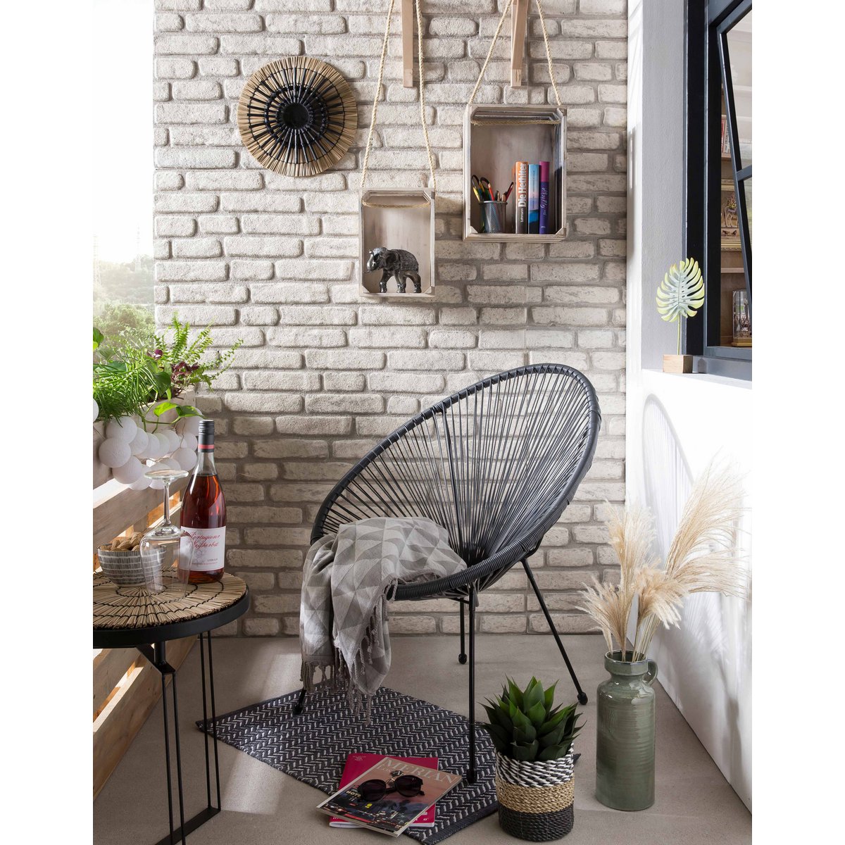 Ambiance intérieure avec chaise en rotin moderne noire dans un coin lecture