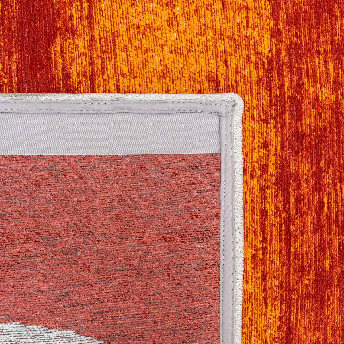 Tapis Eco orange dans un salon moderne, ambiance chaleureuse