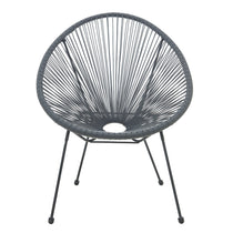 Chaise en rotin moderne noire avec structure en métal, vue de face