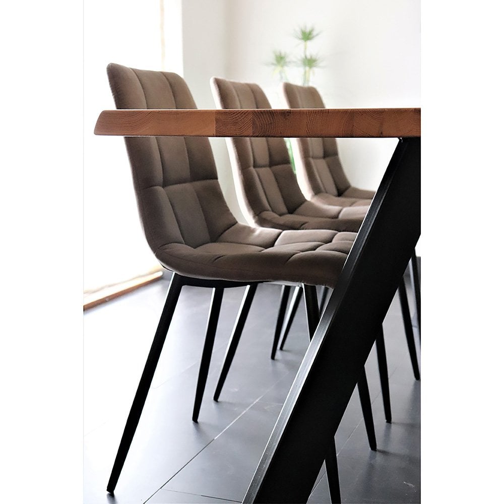 Vue de côté de la chaise Middelfart marron, design moderne