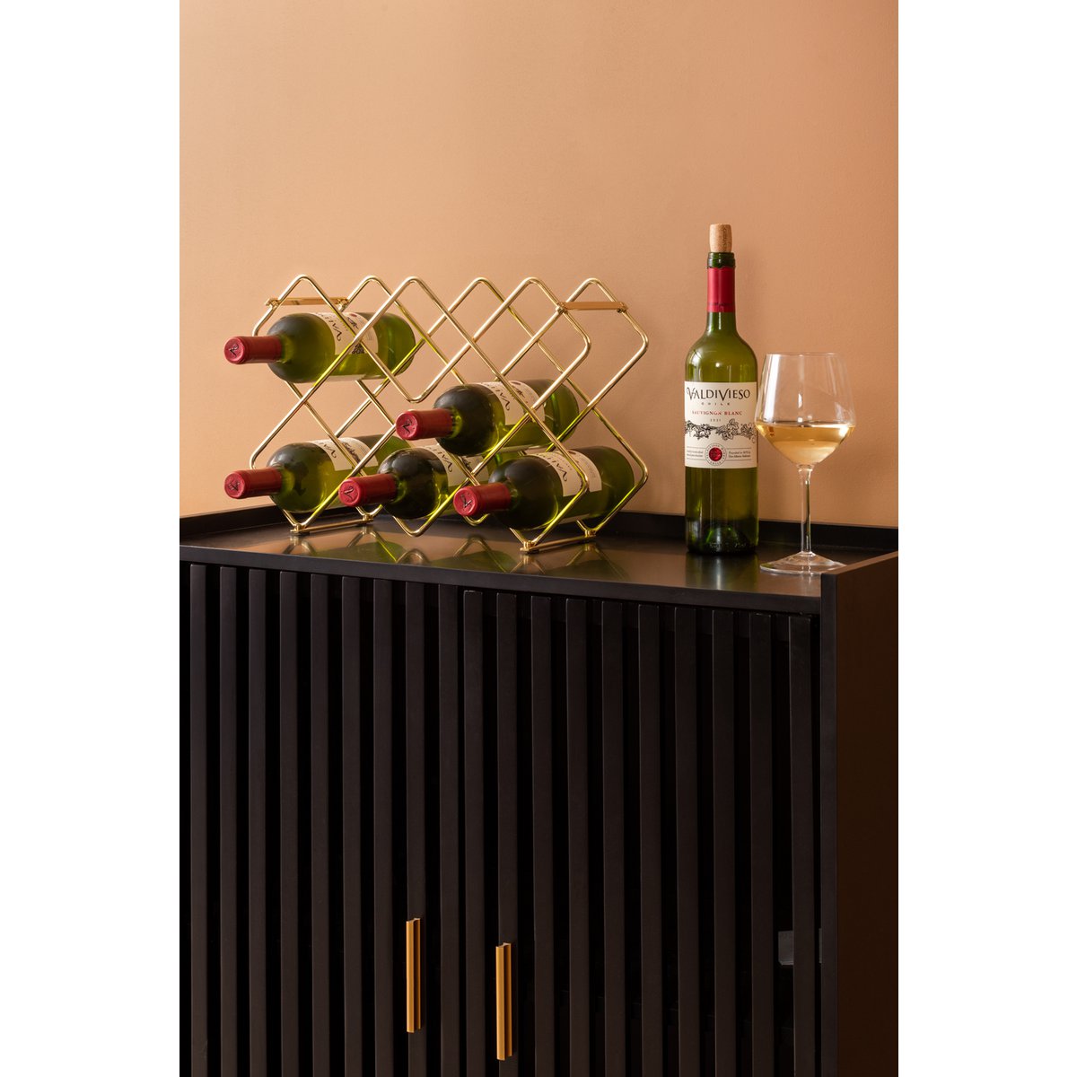 Détail du design aéré du casier à vin Diamants en métal