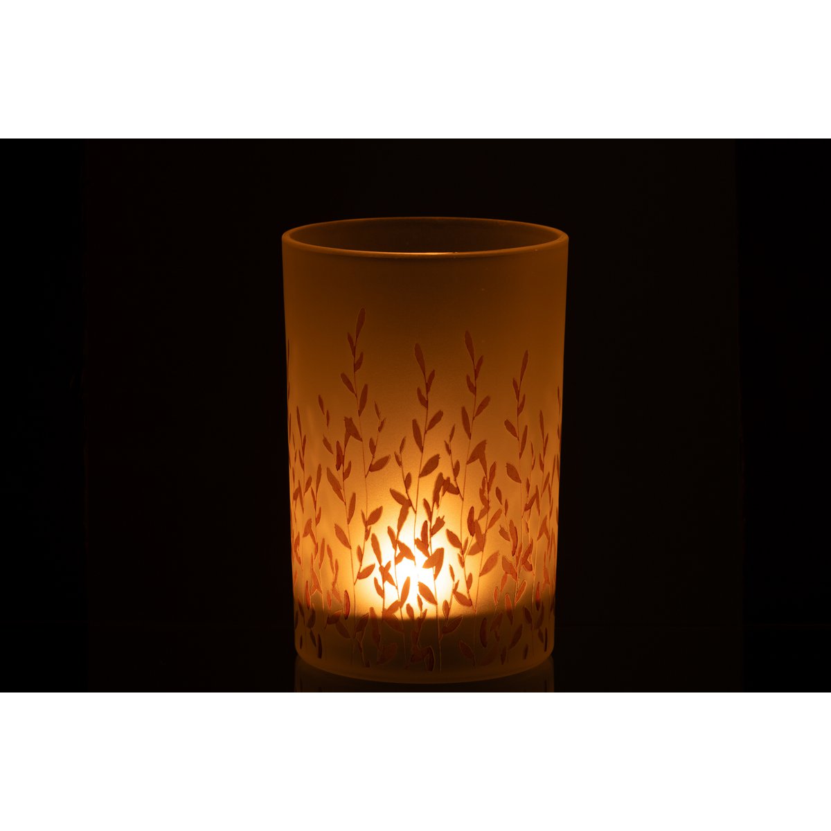 Lanterne Sally sur une table en bois, ambiance intérieure chaleureuse