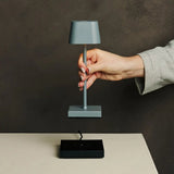 Lampe Sarphati Mini Mouse Grise sur une table élégante
