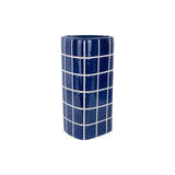 Vue de côté du Vase Retro Tiles Triangular Large, forme triangulaire unique