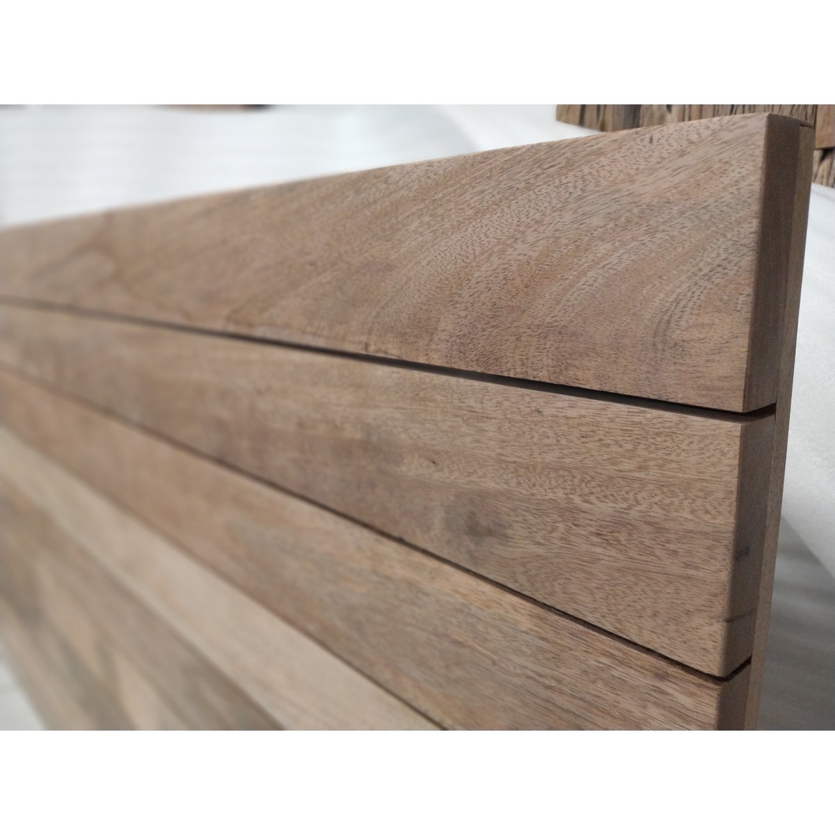Gros plan sur la texture du bois de manguier