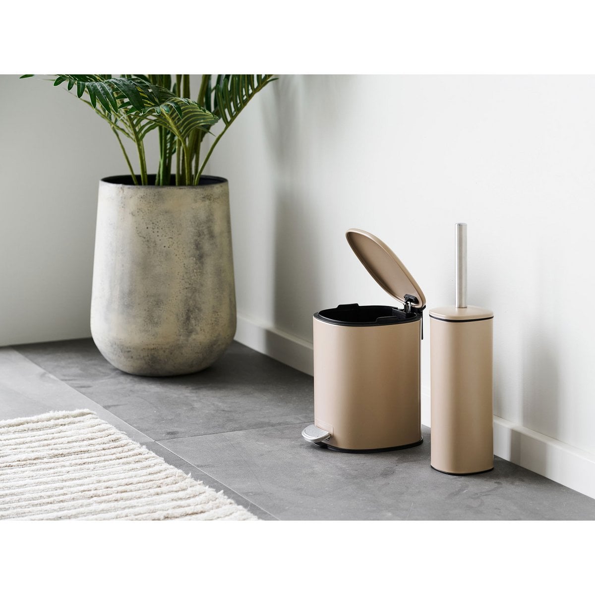 Détail du manche en métal de la brosse de toilette Lodi beige