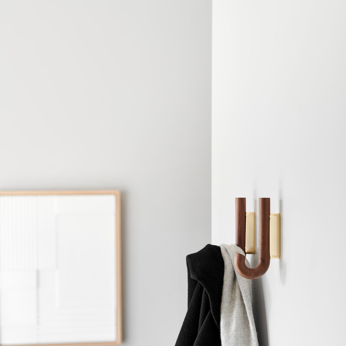 Cintre Mini en Noyer avec Ferrures en Laiton - Design Épuré