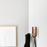 Cintre Mini en Noyer avec Ferrures en Laiton - Design Épuré