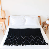 Jeté noir tissé à la main Linggah avec motif zigzag blanc