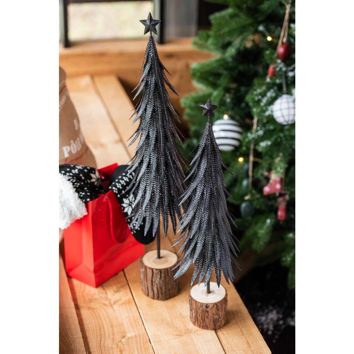 Sapin de Noël J-Line en métal noir, vue de face avec détails élégants
