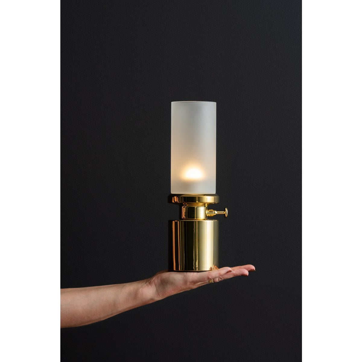 Lampe de table Camp LED allumée - ambiance futuriste