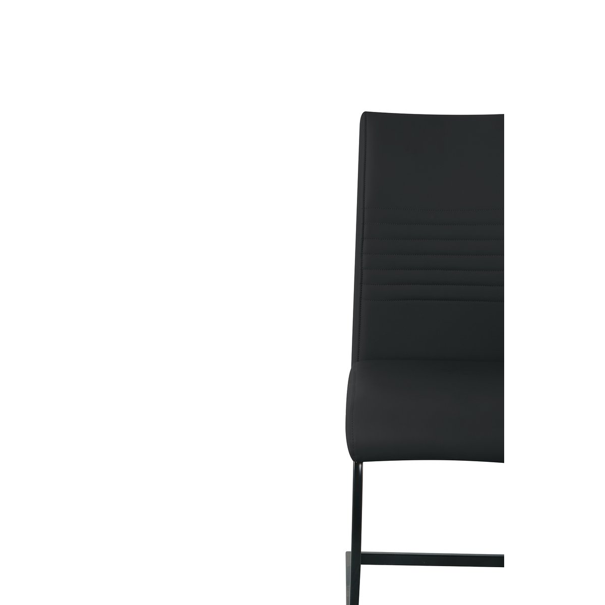 Chaises cantilever, ensemble complet dans un salon moderne