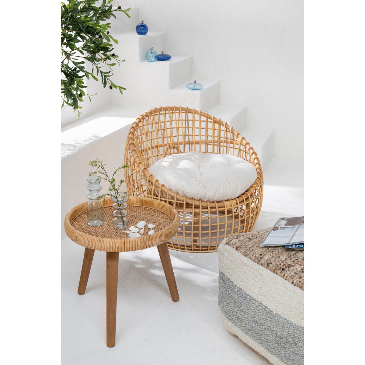 Table J-Line Lurne avec accessoires de décoration