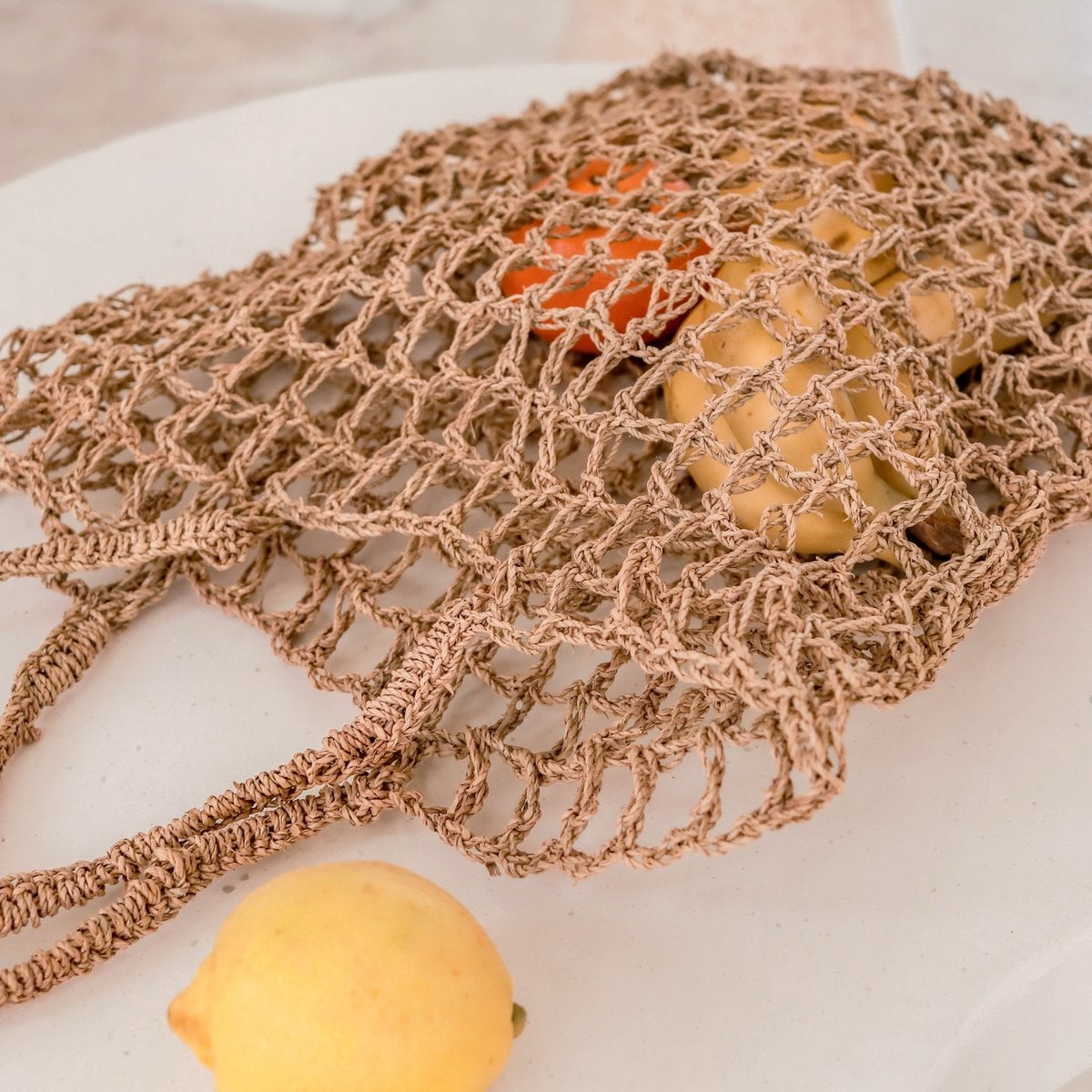 Vue du sac à cordes en raphia sur une table, ambiance estivale
