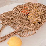 Vue du sac à cordes en raphia sur une table, ambiance estivale