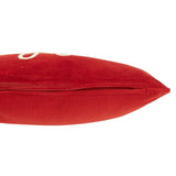 Coussin Joyful sur un lit avec une décoration raffinée
