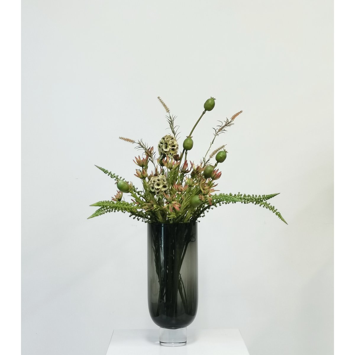 Vase OMAHA 28GR sur une table élégante, ajoutant une touche de luxe