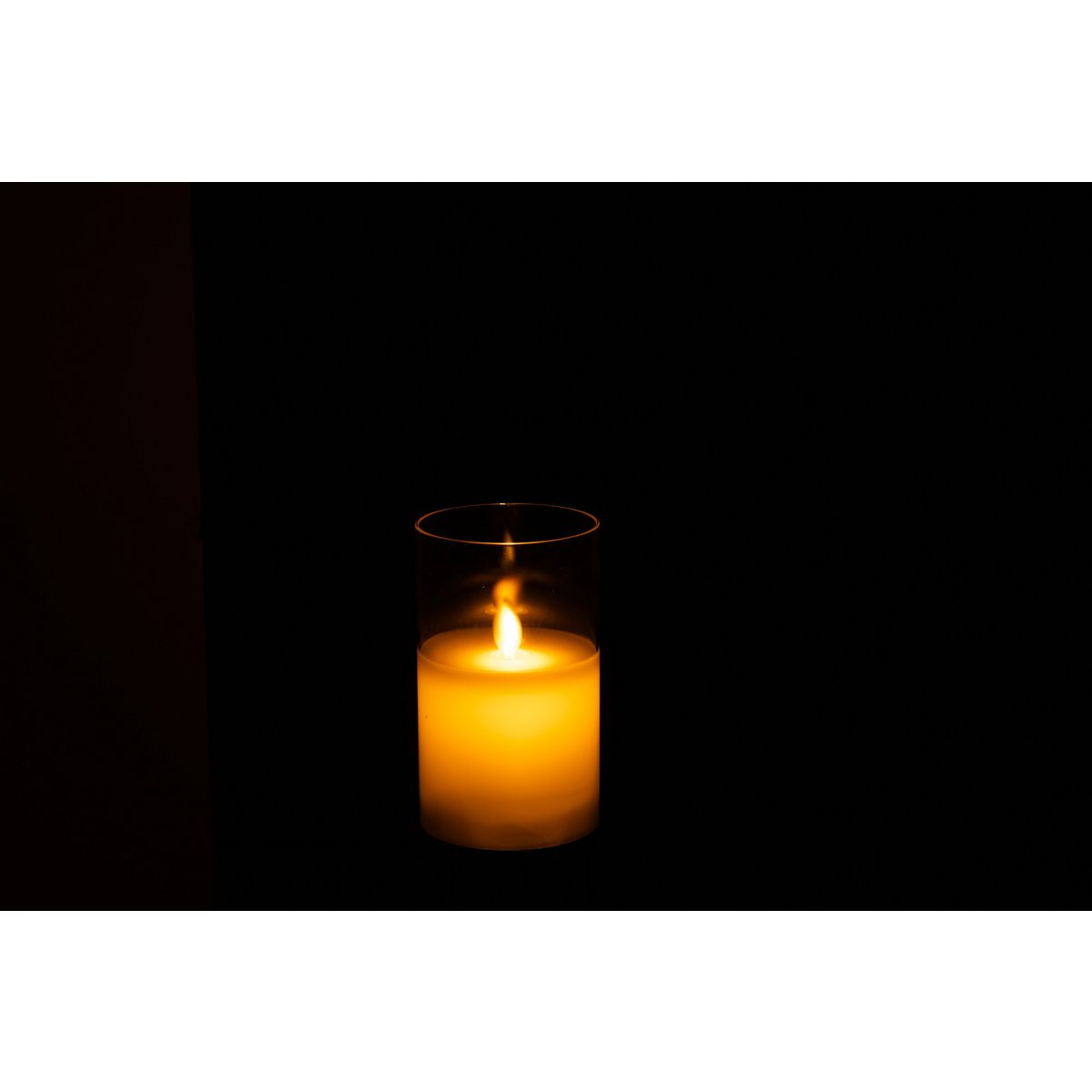 Lampe J-Line Shiny sur une table décorée