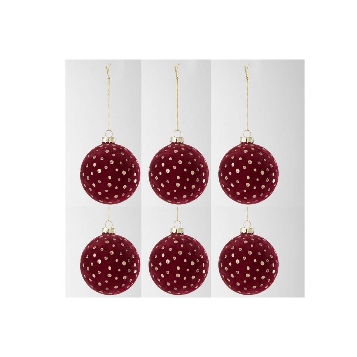 Boules de Noël en verre présentées sur une table élégante