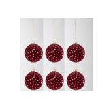 Boules de Noël en verre présentées sur une table élégante