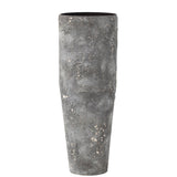 Vase J-Line en métal gris, décorant un intérieur moderne