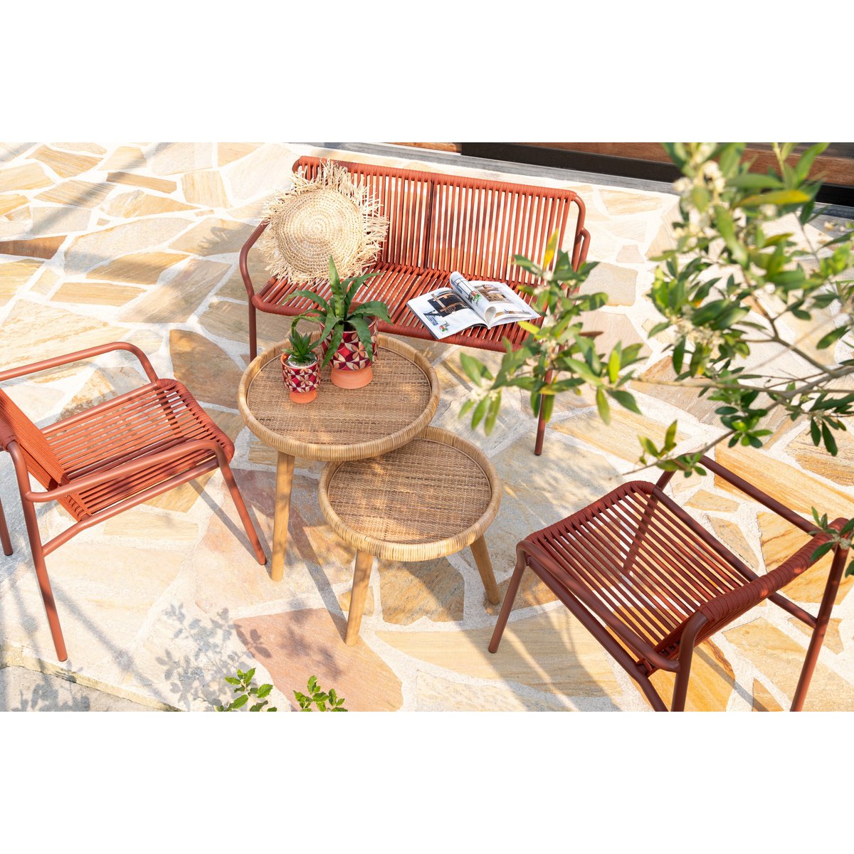 Table J-Line Lurne sur un fond lumineux