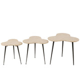 Détail des tables d'appoint J-Line, finition marbre blanc et métal.