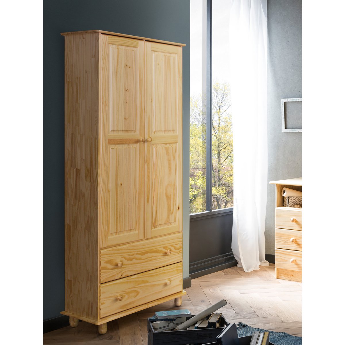 Détail des poignées de l'armoire en bois de pin