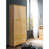 Détail des poignées de l'armoire en bois de pin
