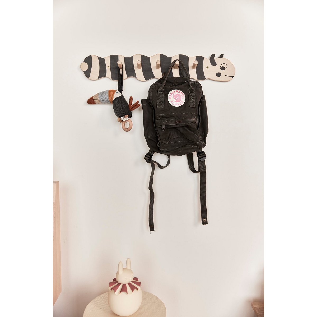 Détail du portemanteau Larve, design ludique et pratique