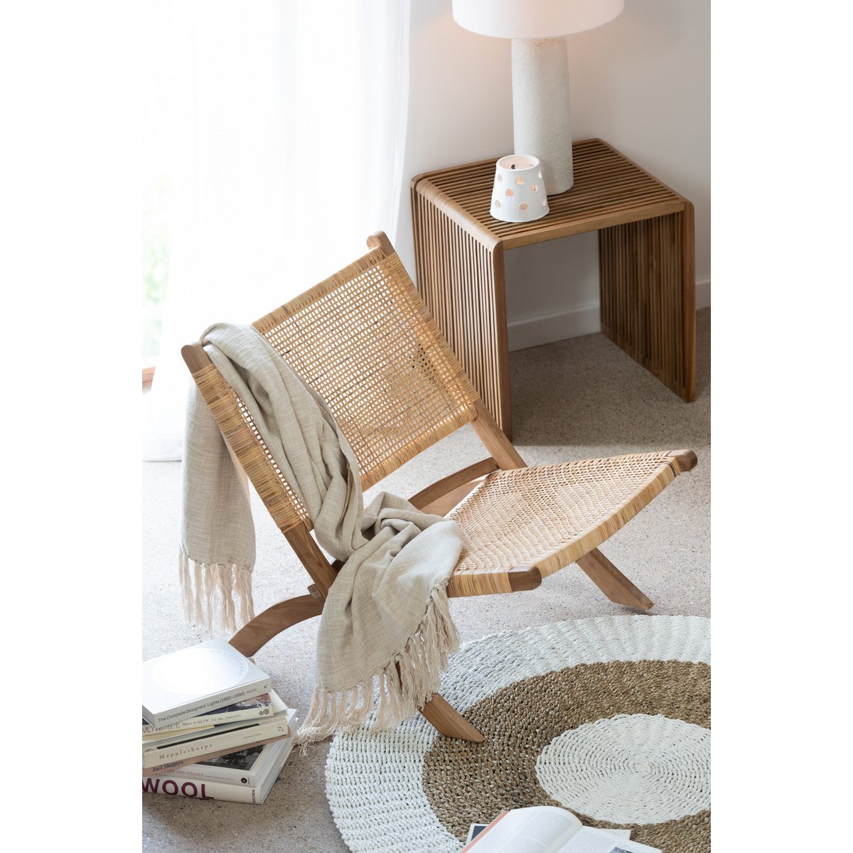 Détail des matériaux du fauteuil Ploistoel, rotin et teck
