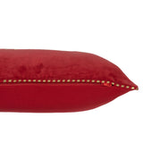 Détail du textile rouge/or du coussin J-Line