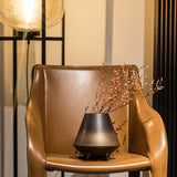 Vue latérale du bol en céramique, mettant en avant son design élégant