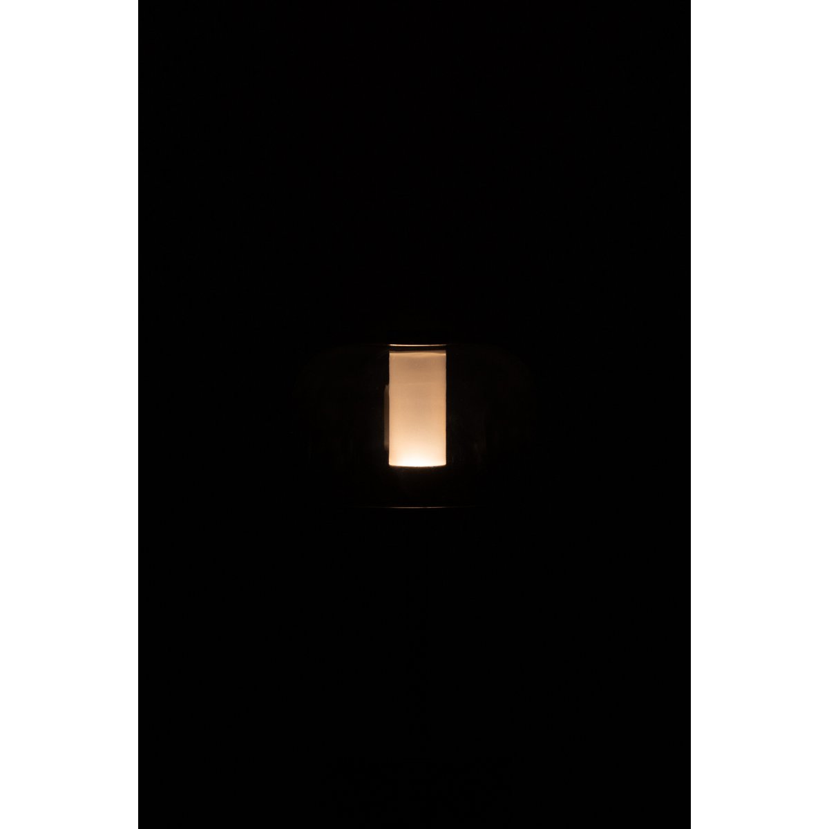 Lampe J-Line Woa sur une table moderne, ambiance cosy