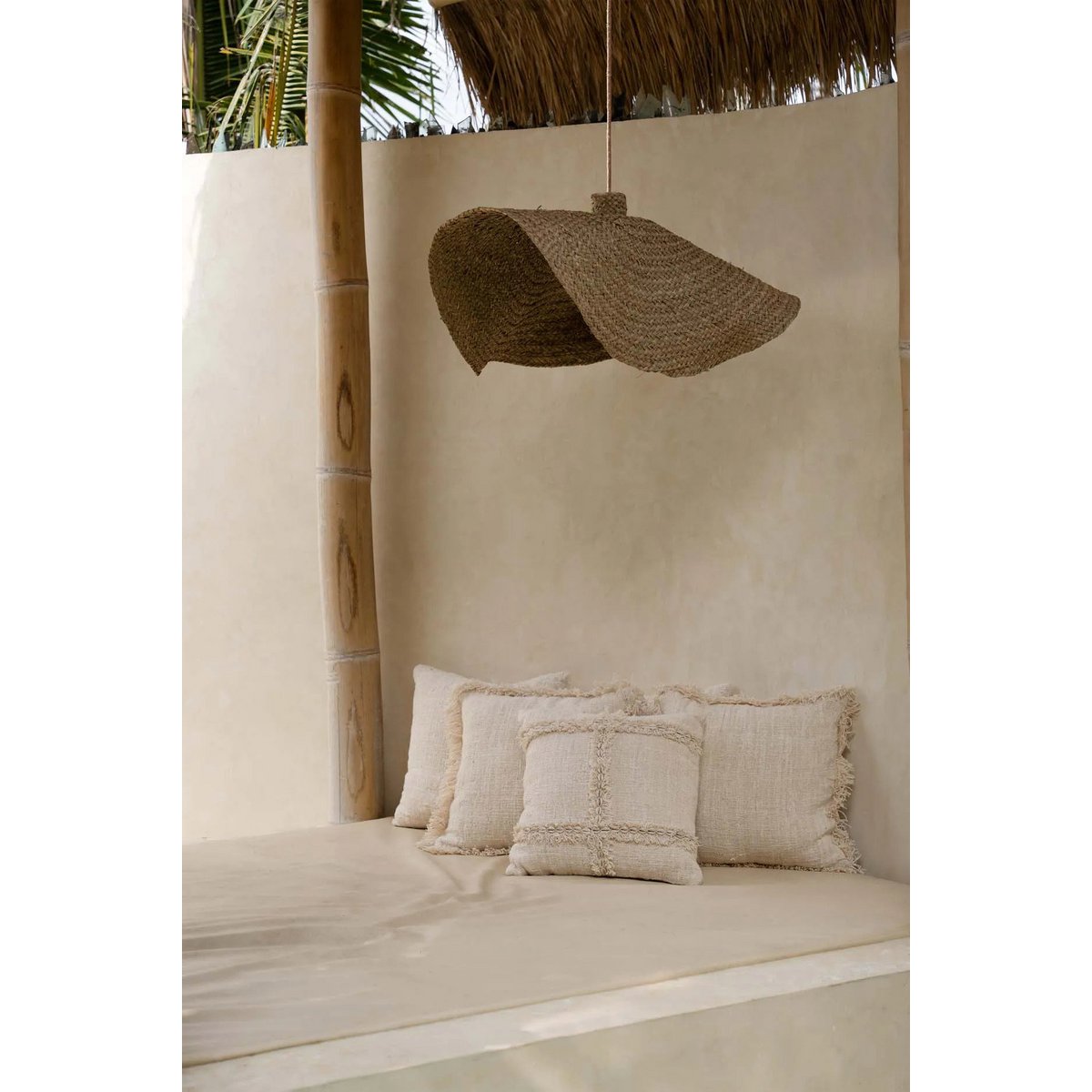 Housse de coussin Nomade sur une chaise en bois