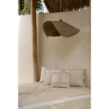 Housse de coussin Nomade sur une chaise en bois
