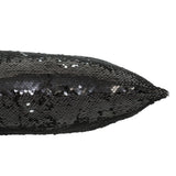 Coussin J-Line sur un lit élégant