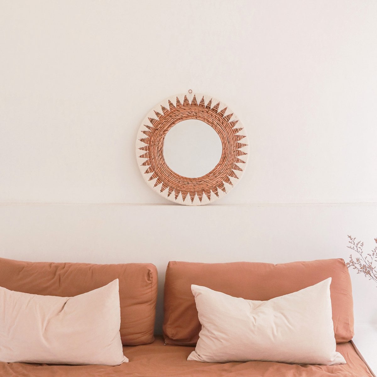 Miroir décoratif en fibre de bananier sur un mur