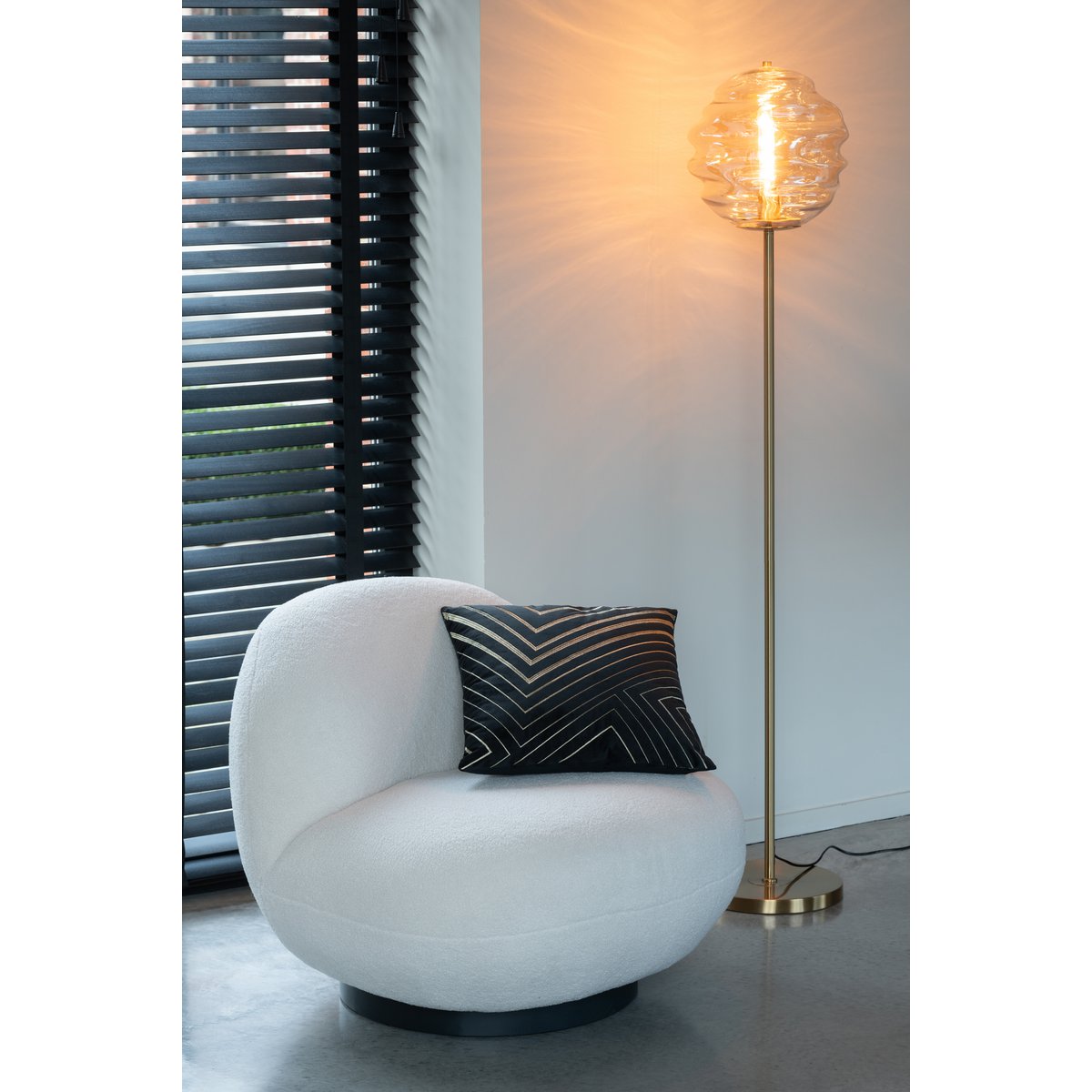 Lampadaire J-Line Bijenkorf dans un salon moderne