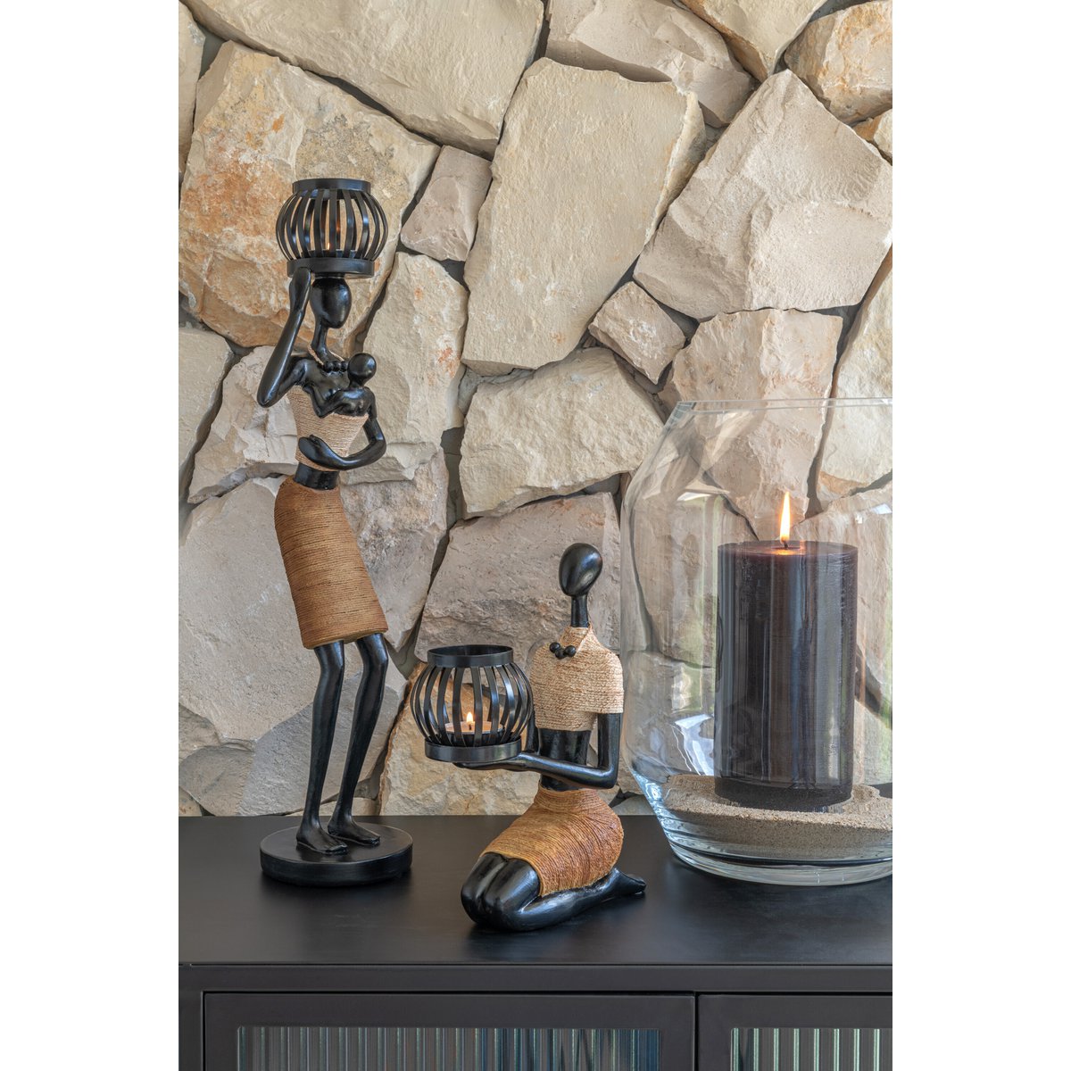 Bougie cylindrique noire J-Line, vue de face avec finition élégante
