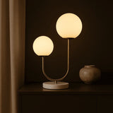 Lampe à poser en marbre blanc et métal doré