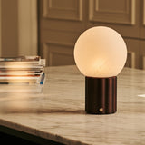 Lampe Wim en ambiance cosy sur une table