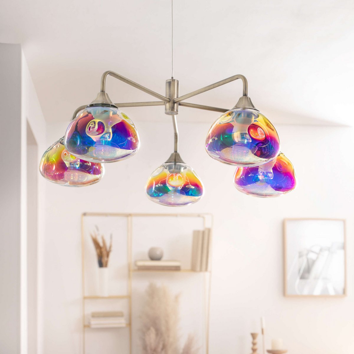 Détail de la lampe Varna montrant le design élégant et les reflets du verre irisé